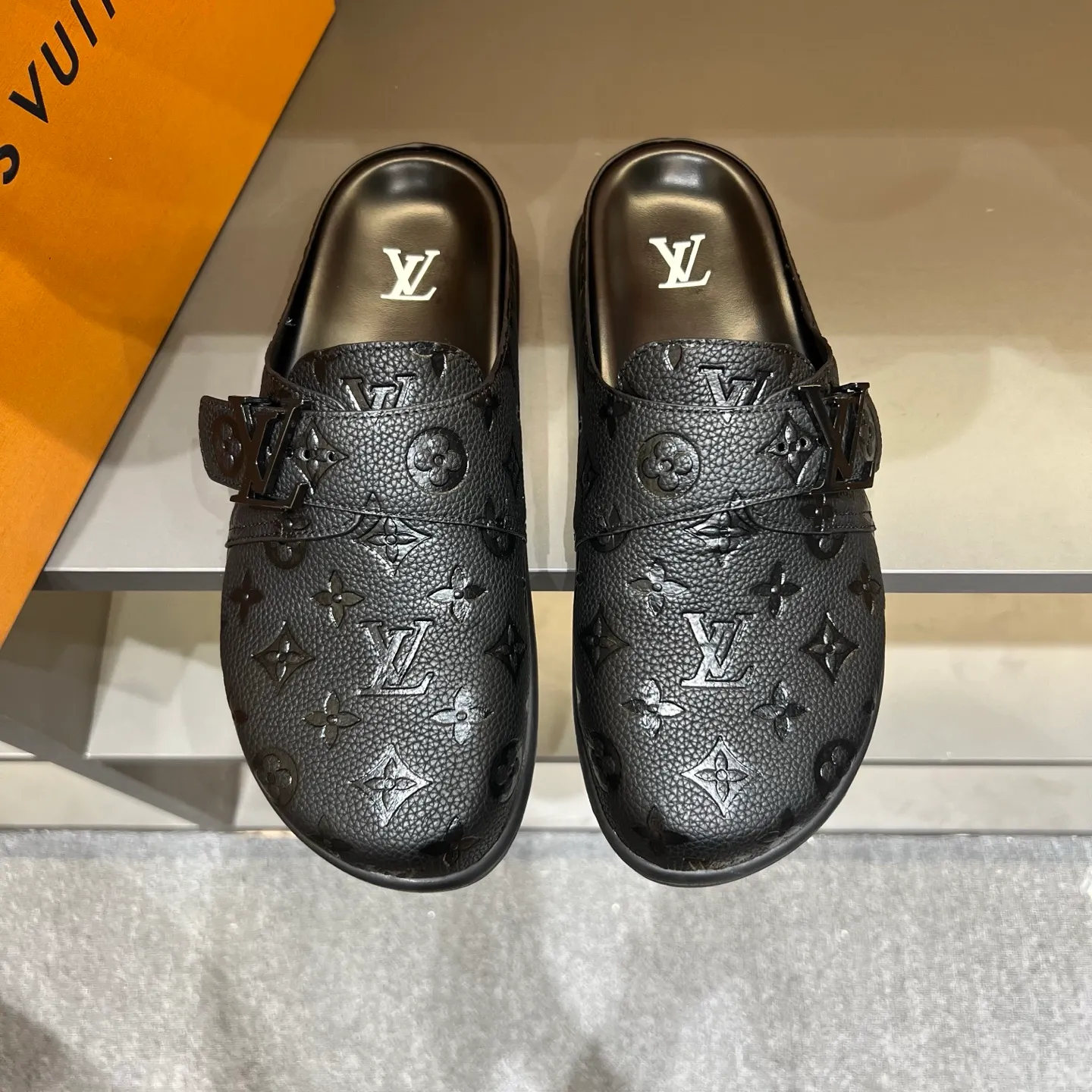 P380 LV Easy 2025 new men's casual sandals, made of suede cow leather, with Monogram pattern to highlight the trendy style. Adjustable straps illuminated with LV letters, while a resilient insole and micro outsole provide lightweight comfort. Made of suede cow leather with embossed Monogram pattern and brand element metal hardware✅Adjustable straps➕Tough insole‼ ️Micro outsole. Comfortable and easy to wear‼ ️ size: 38-45 (45 customized)